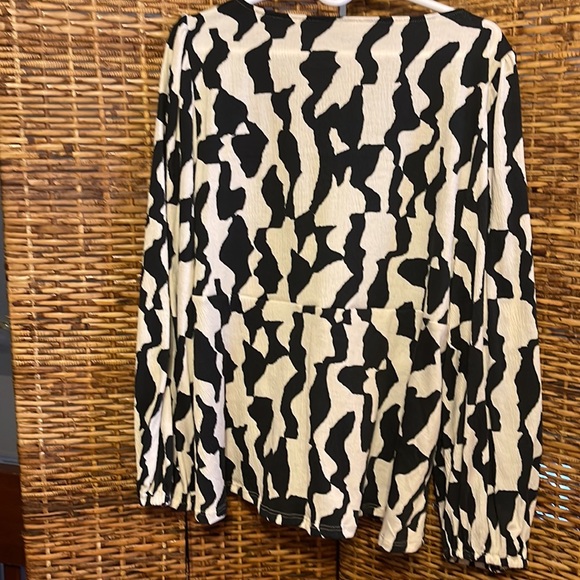 🙂5/$10 Ava & Viv Black Abstract Sweetheart Neck Tie Front Blouse 3X - Picture 5 of 8